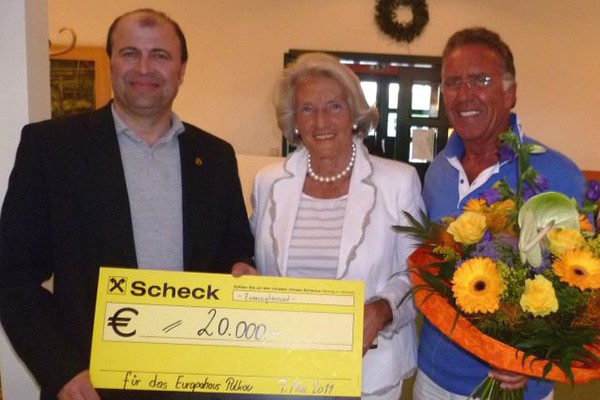 Scheckbergabe mit dem Reinerls des Golfturnieres